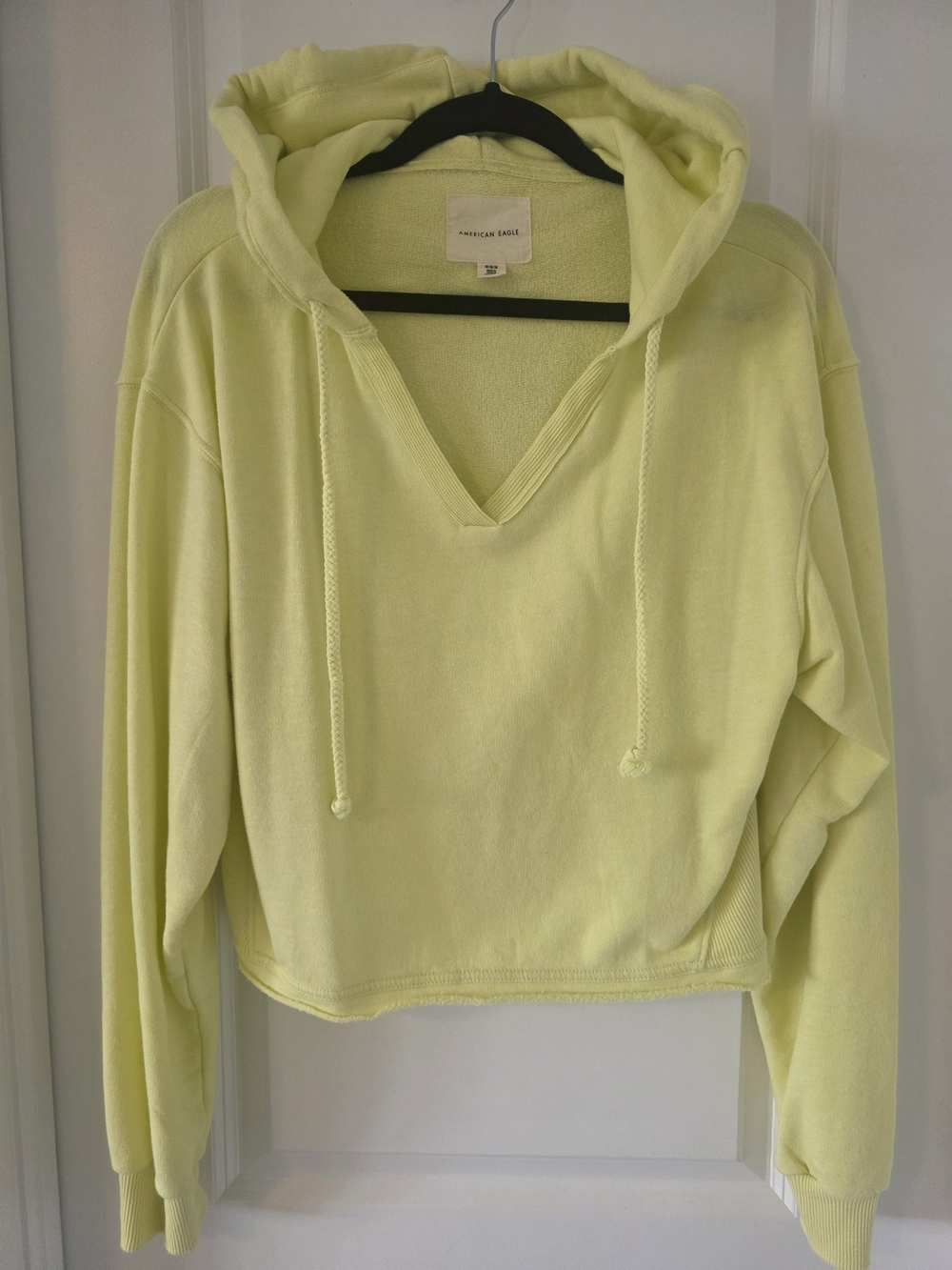 American Eagle Outfitters Pale Yellow V‑Neck Cropped Hoodie